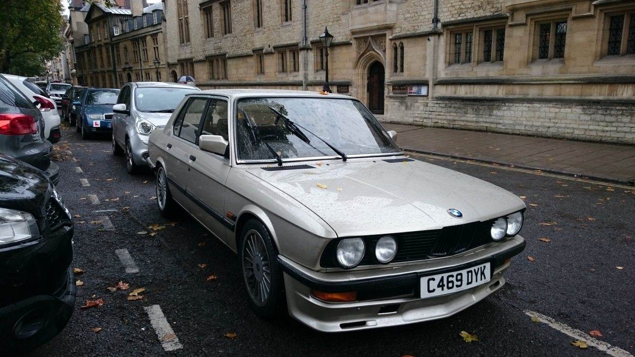 BMW520iE281981–1988 1300x731 - BMW 520i (E28) 1981–1988